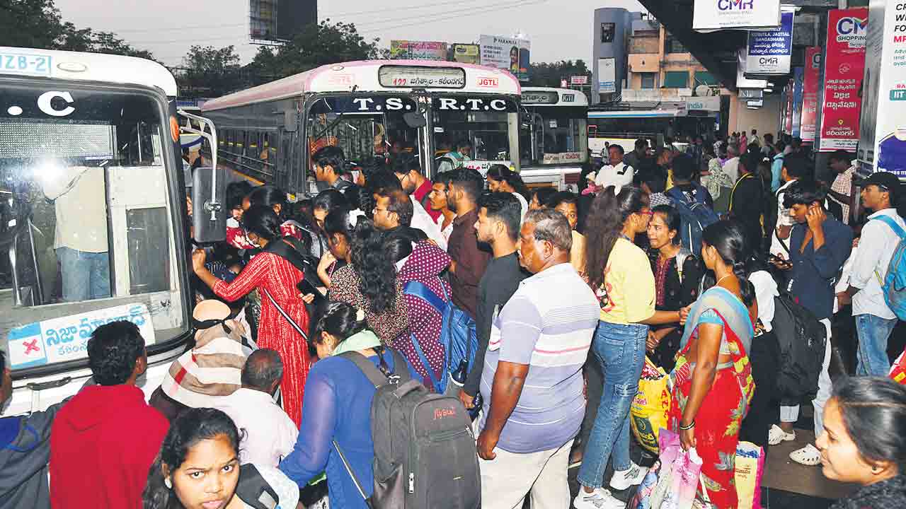 పండక్కి ఇంటికి పోయేదెట్లా..? బస్సు ఎప్పుడొస్తదో..!