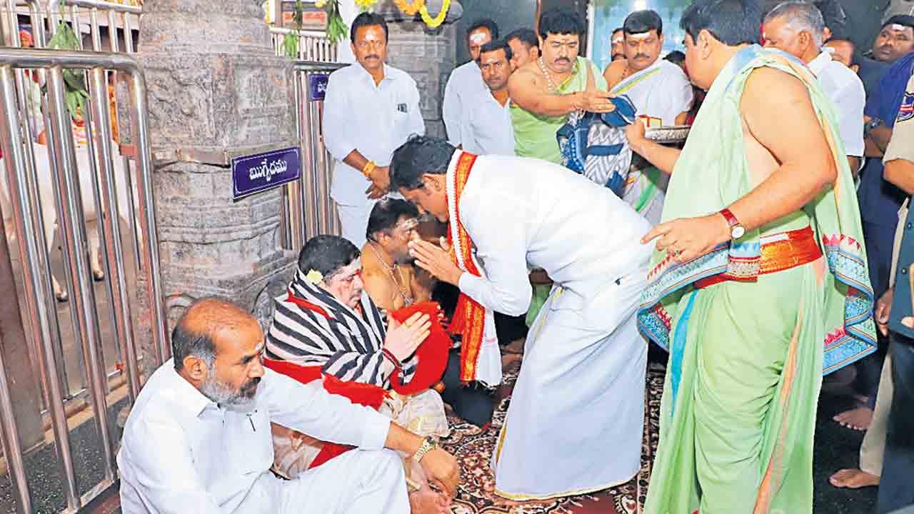 నిత్యాన్నదాన సత్రానికి పొన్నం 45 లక్షల విరాళం