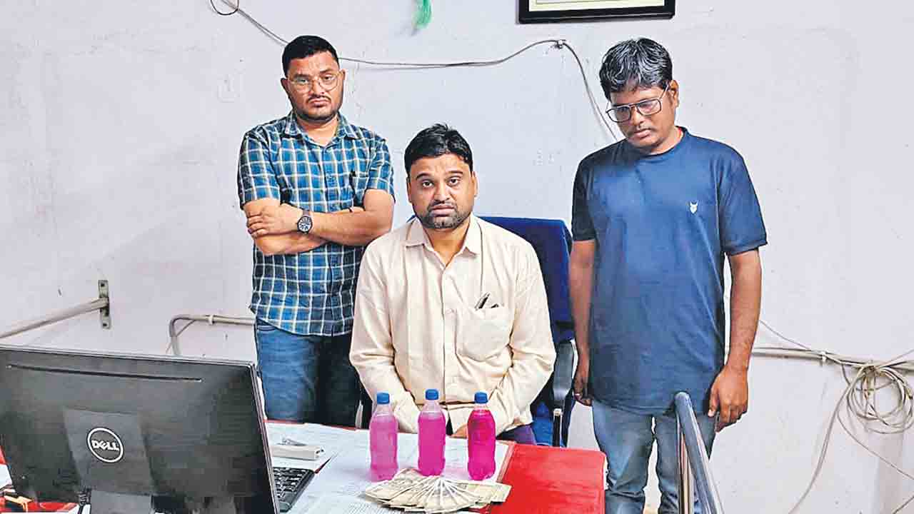 మార్టిగేజ్‌ కోసం 5 వేలు లంచం