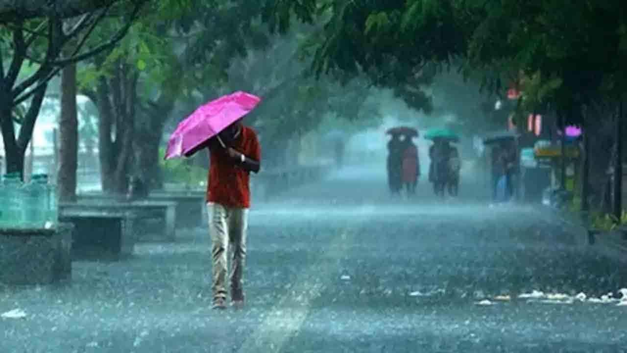 Weather Update | కొనసాగుతున్న ఉపరితల ఆవర్తనం..  మూడ్రోజుల్లో ఏపీలో వానలు