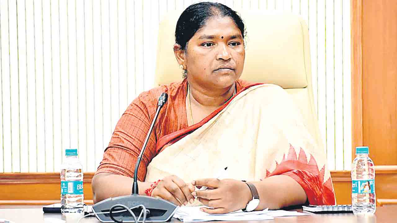 టీచర్ల ఆధిపత్య పోరుతోనే సమస్యలు