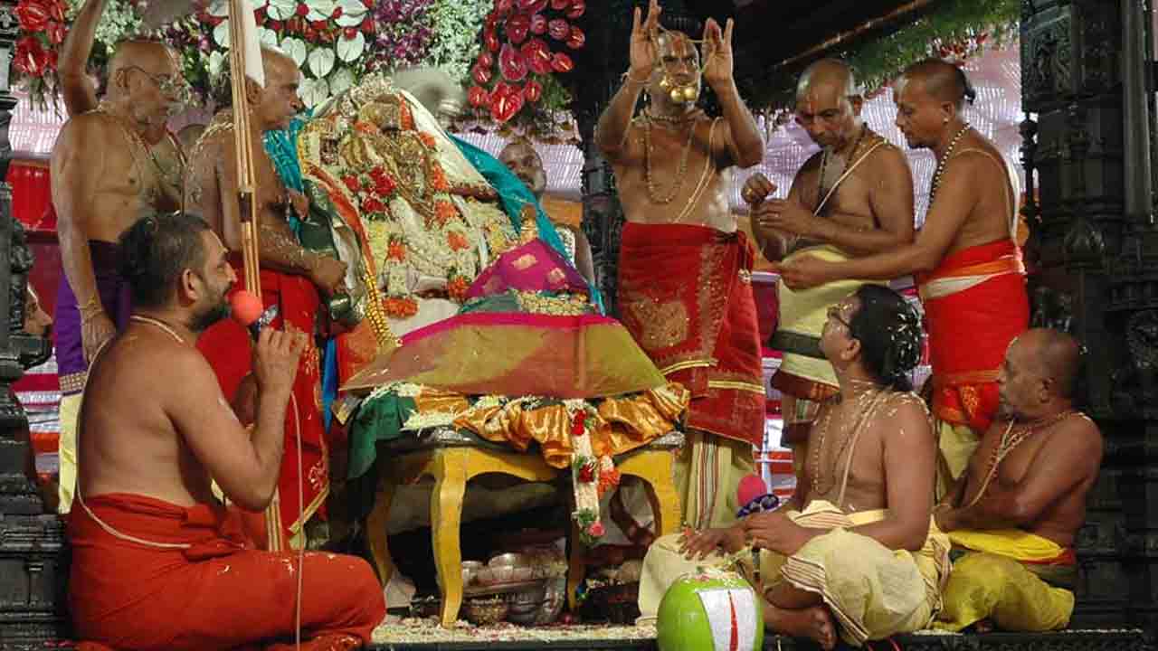 పూజారుల సమస్యలు పరిష్కరించాలి