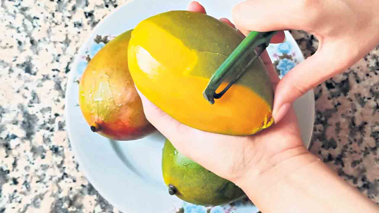 Friutes | పండ్లను తొక్క తీసి తినాలా? తొక్క సహా తినాలా?