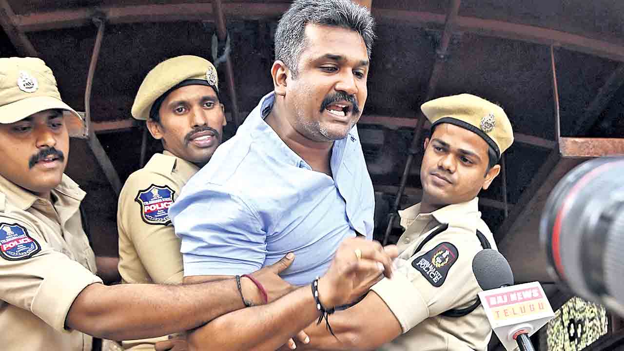 పోలీసుల అదుపులో బీఆర్‌ఎస్‌ నేతలు