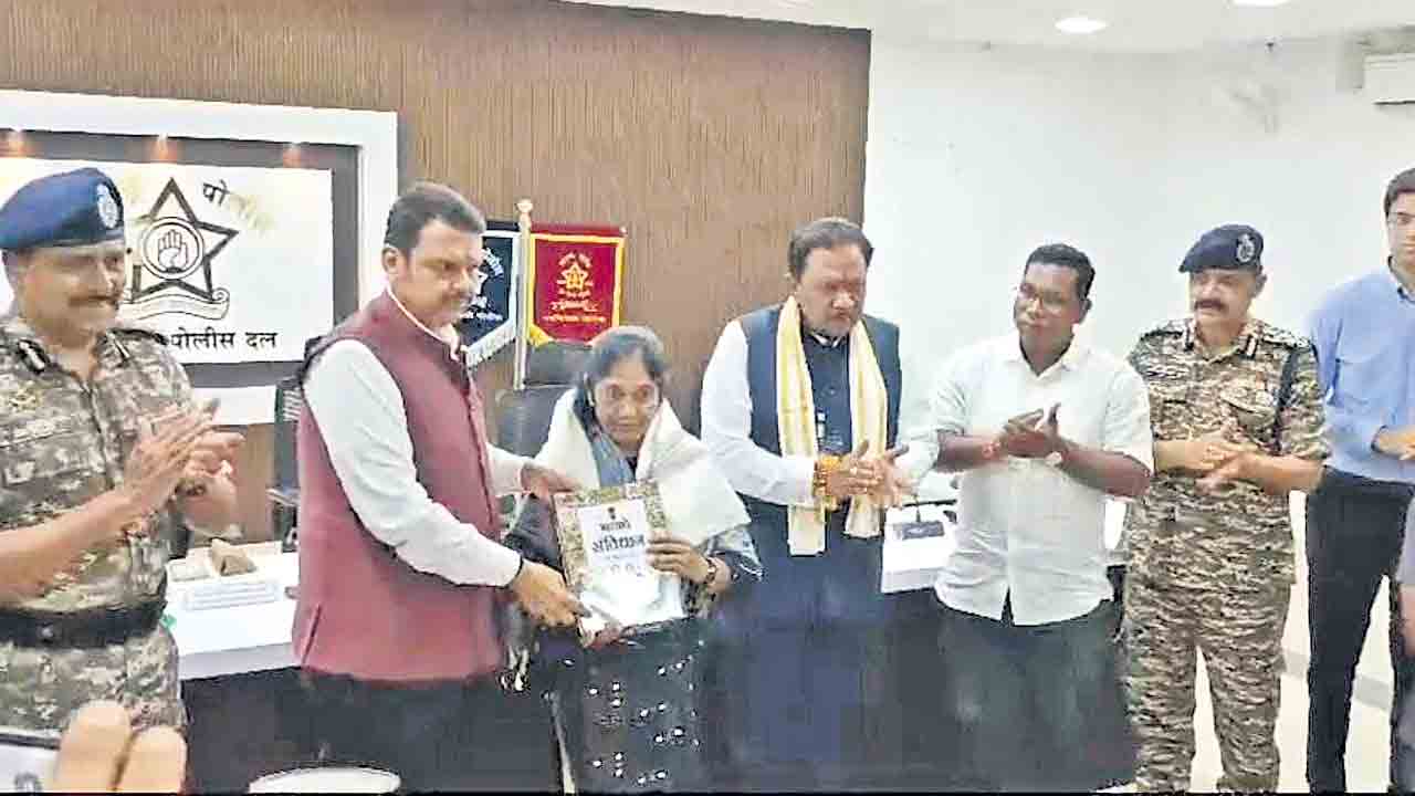 మల్లోజుల వేణు భార్య లొంగుబాటు