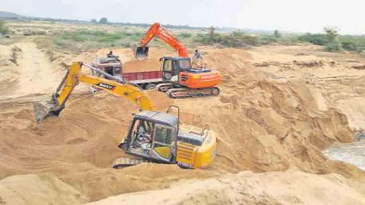 నడిగడ్డలో ఇసుక తరలింపు