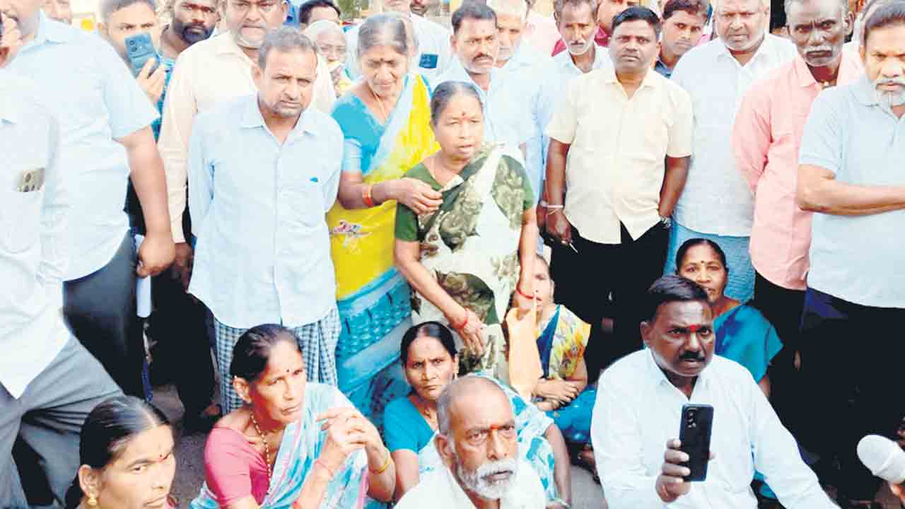 మోరపల్లిలో ‘వసూళ్ల’ రచ్చ