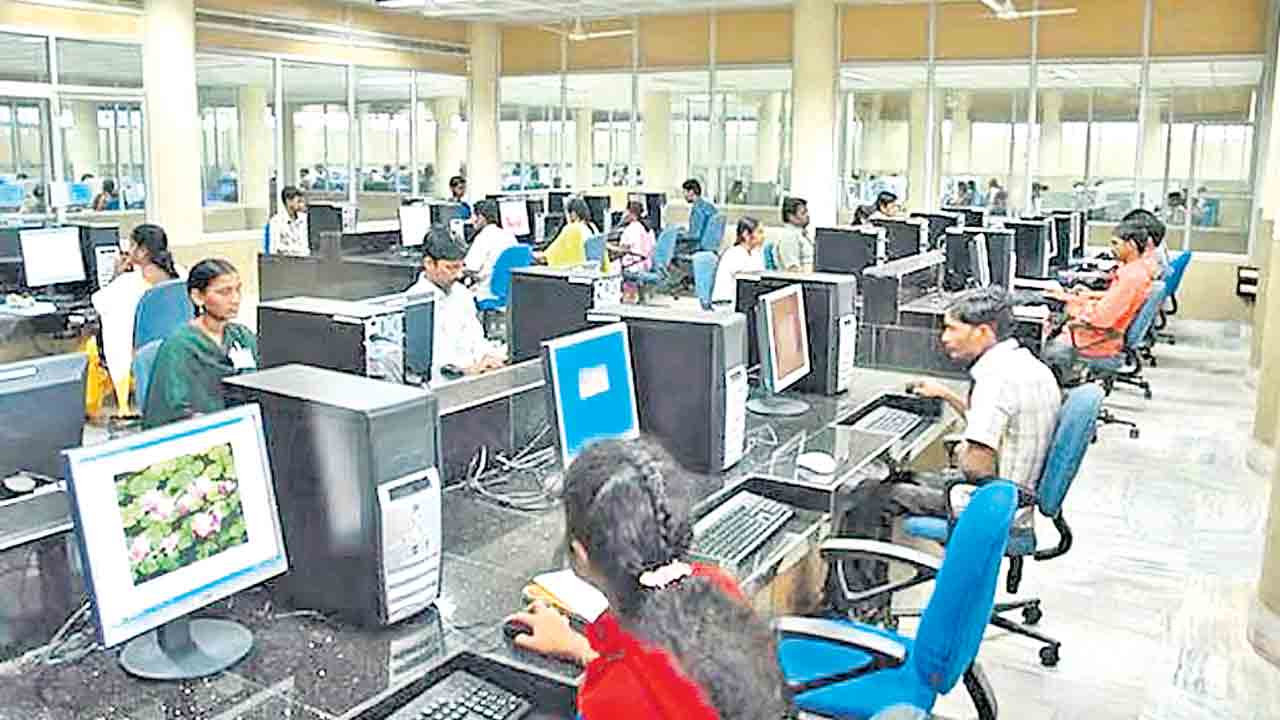 ఐటీపై సీఎం అనుచిత వ్యాఖ్యలు