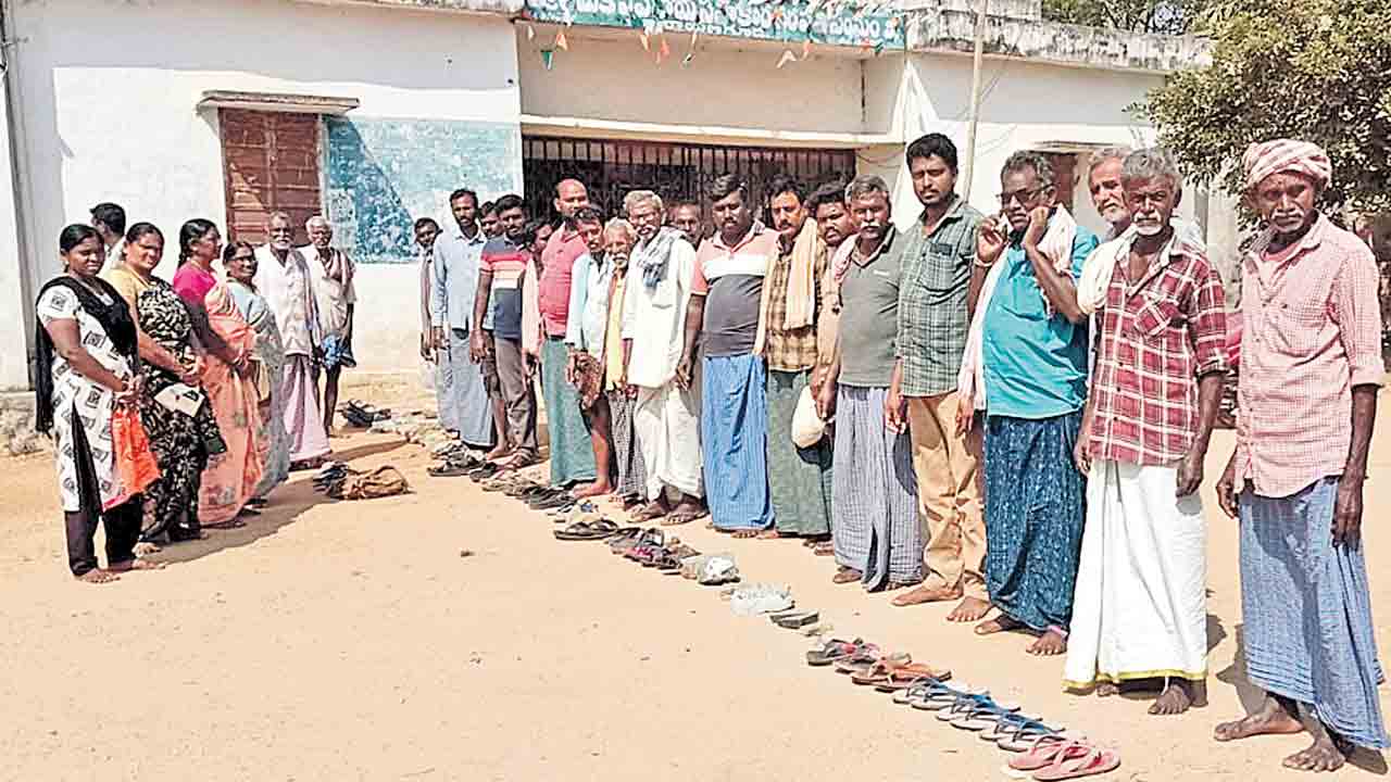 యూరియా కోసం క్యూలో చెప్పులు