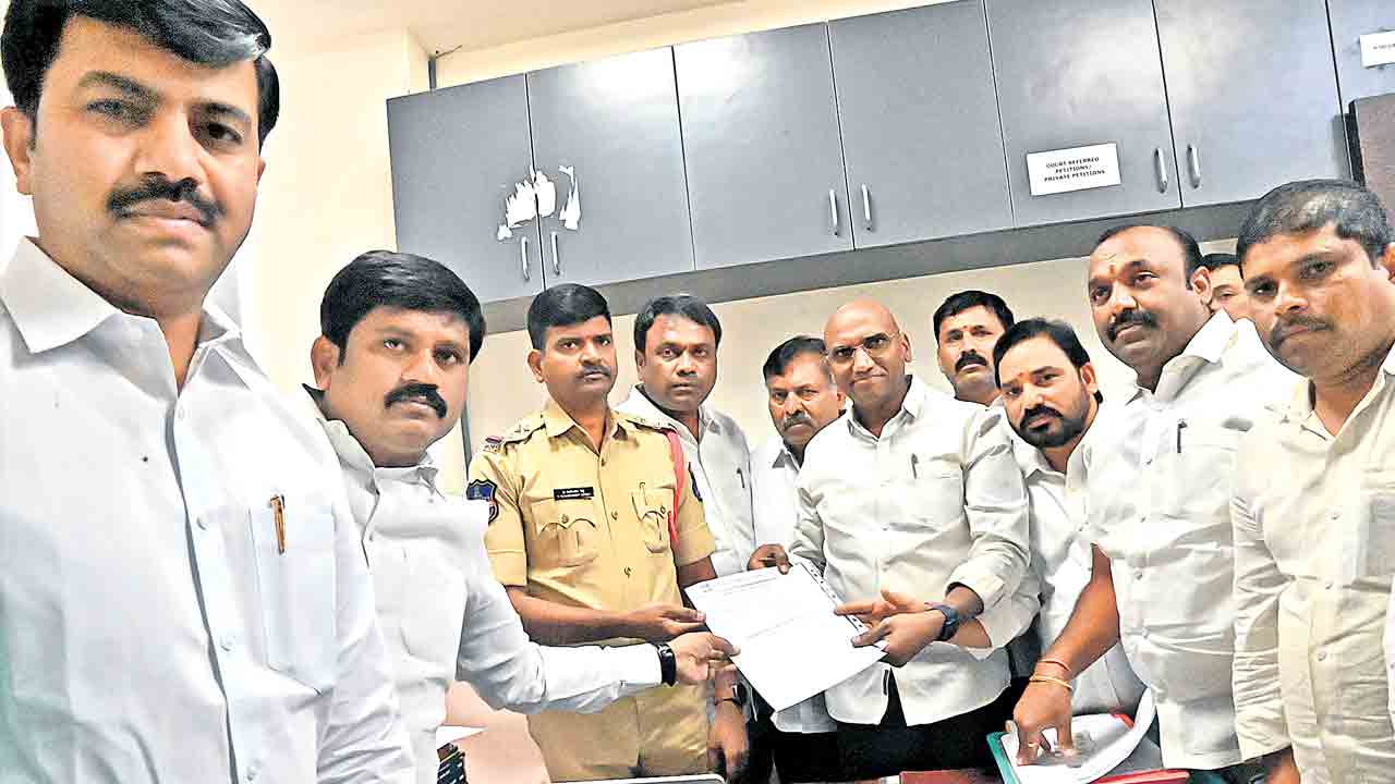 కేసు పెట్టాల్సింది సీఎంపైనే!