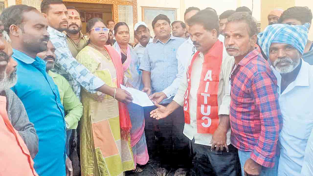 మూడు నెలల వేతనాలు చెల్లించండి