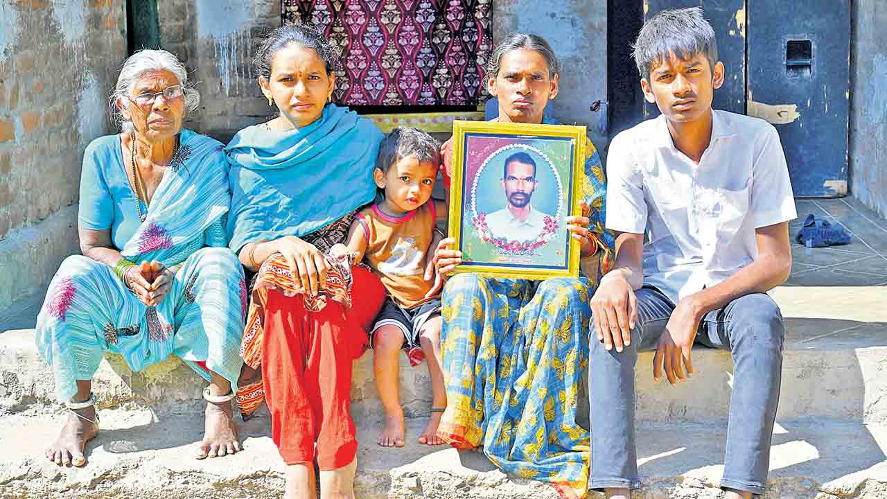 Telangana | రుణమాఫీ కాలేదు.. ఆసరా పింఛను రాలేదు.. పచ్చని ఇంట అప్పుల చిచ్చు