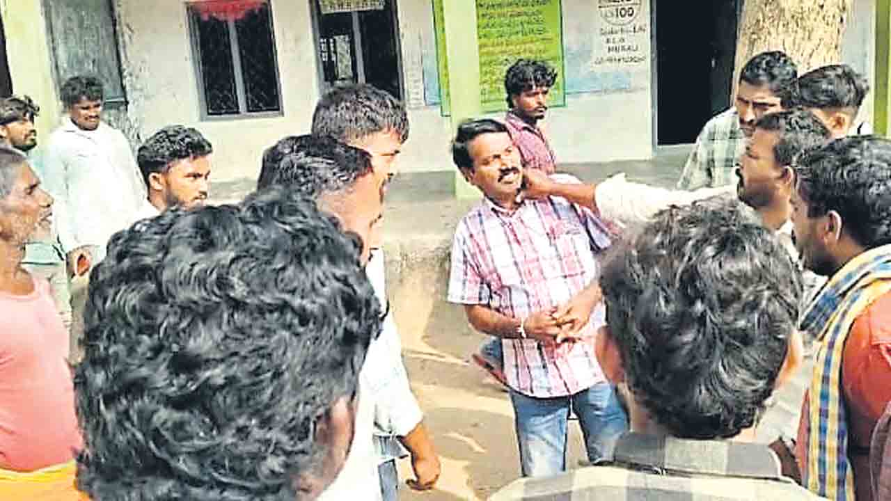 కీచక ఉపాధ్యాయులకు దేహశుద్ధి