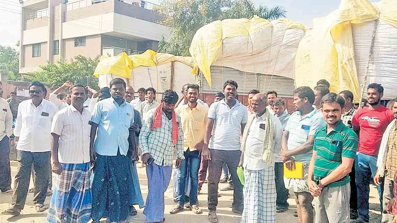 పత్తి కొనాల్సిందే..