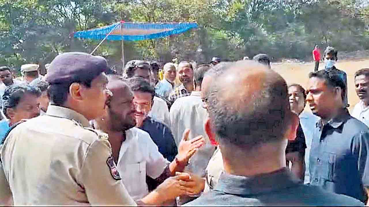 Makkan Singh Raj Thakur | ఇది కాంగ్రెస్‌ రాజ్యం.. ఏసీపీపై అధికార పార్టీ ఎమ్మెల్యే దౌర్జన్యం!