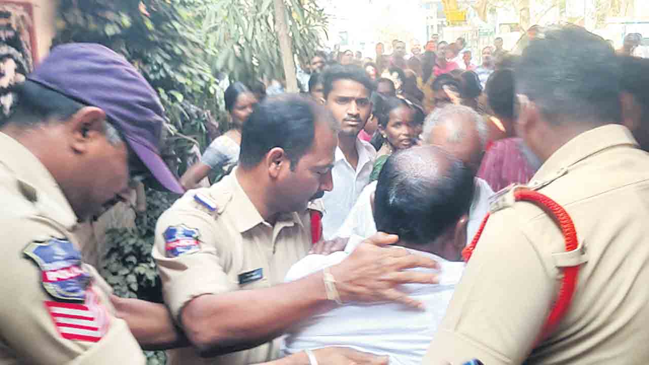 పెండింగ్‌ బిల్లుల కోసం మాజీ సర్పంచ్‌ ఆత్మహత్యాయత్నం