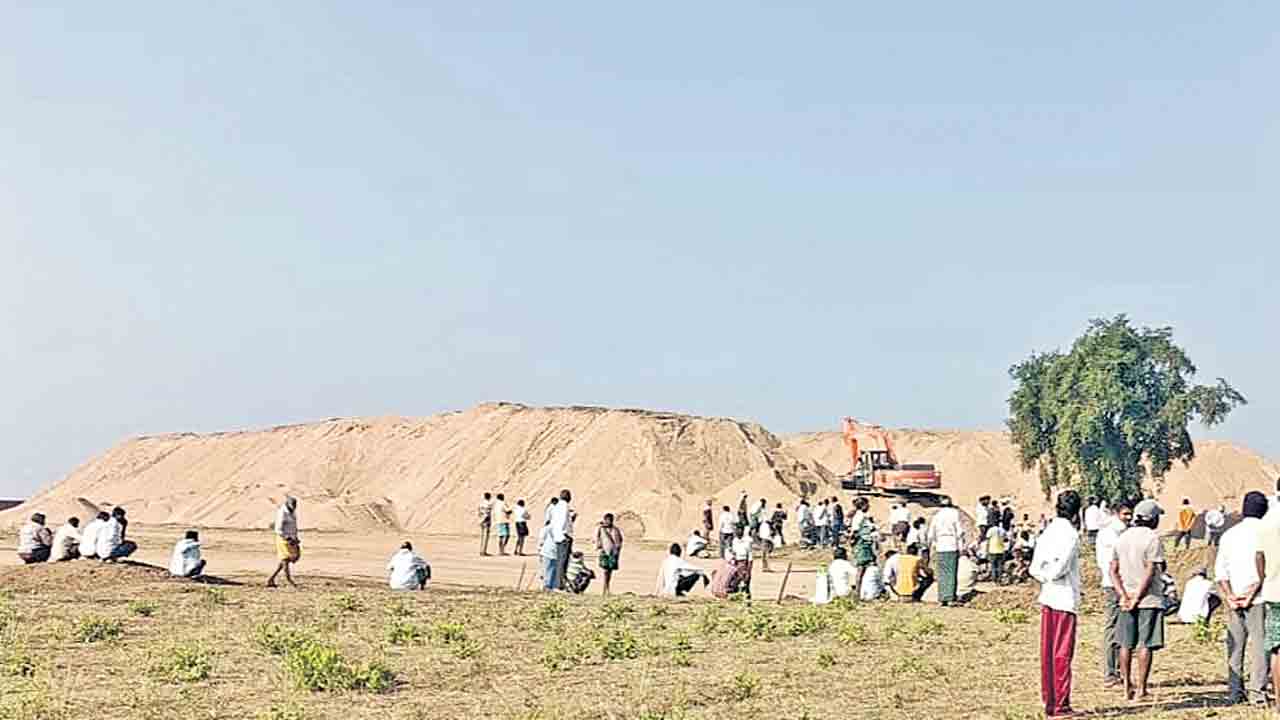 ఇసుక క్వారీలో ఉపాధికి గ్రామస్తుల ఆందోళన
