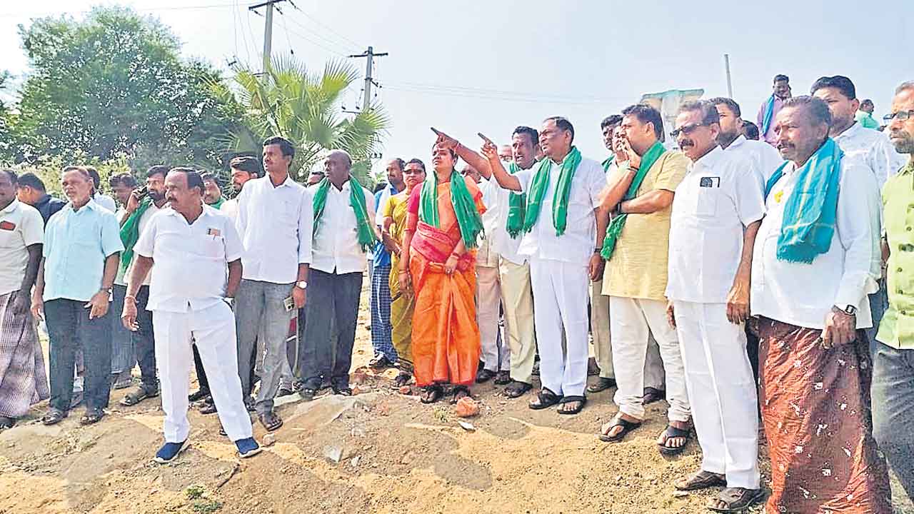 పంట పొలాలు ఎండుతున్నయ్‌