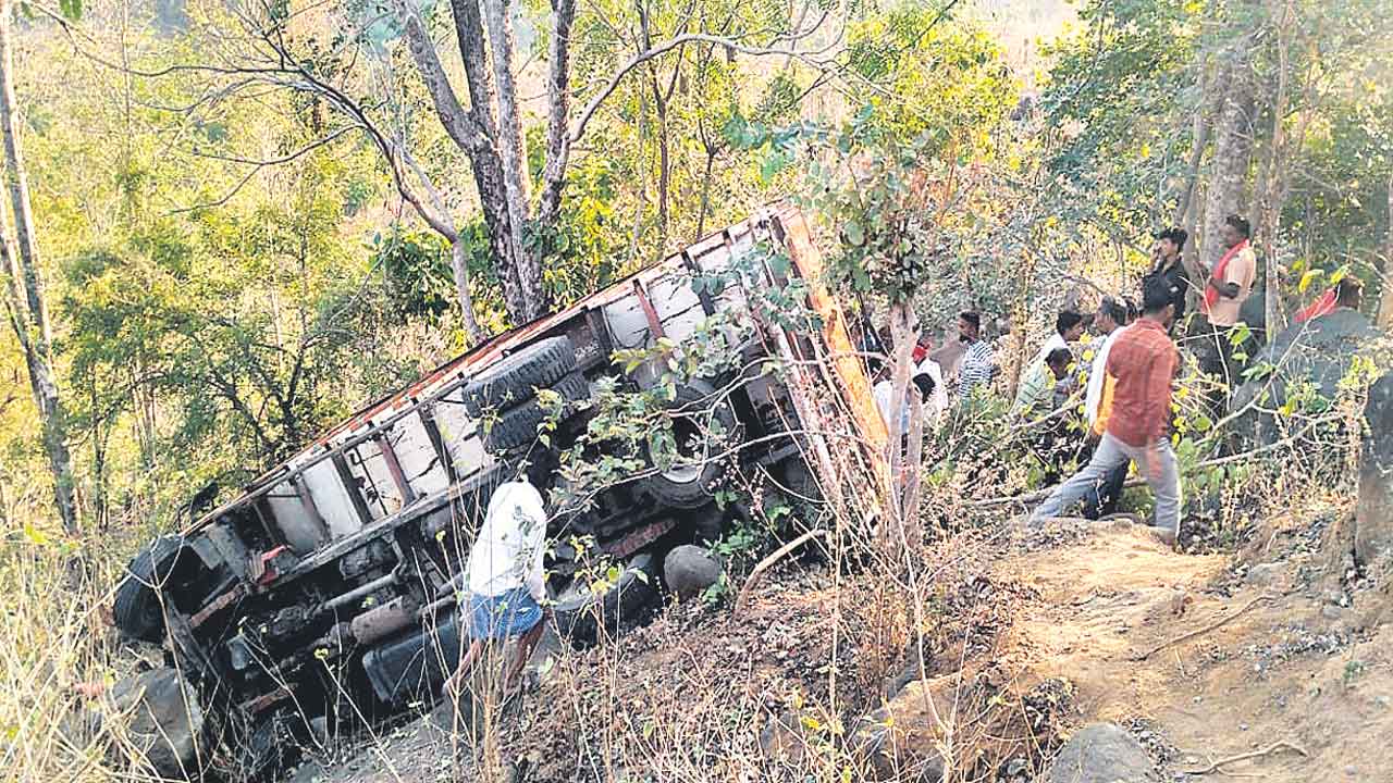 దైవ దర్శనానికి వెళ్తున్న వాహనం బోల్తా