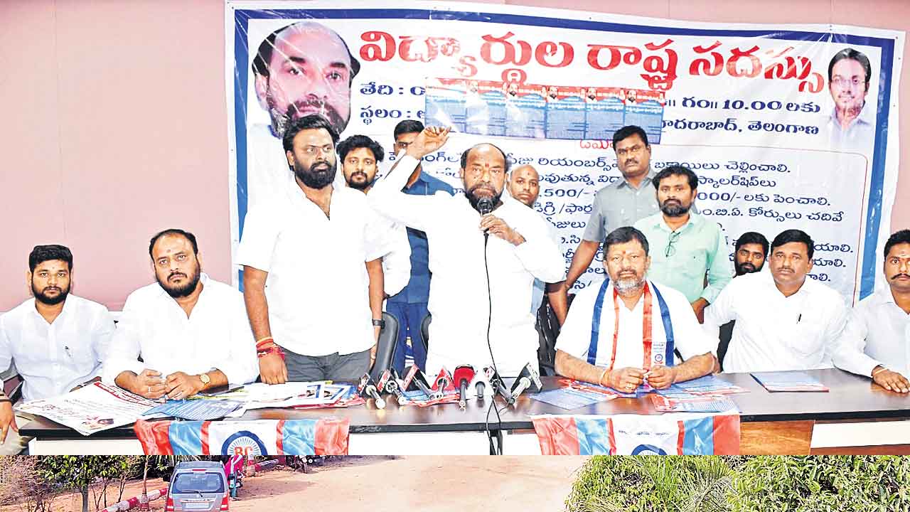 కాంట్రాక్టర్లకు బిల్లులు.. ఢిల్లీకి మూటలు