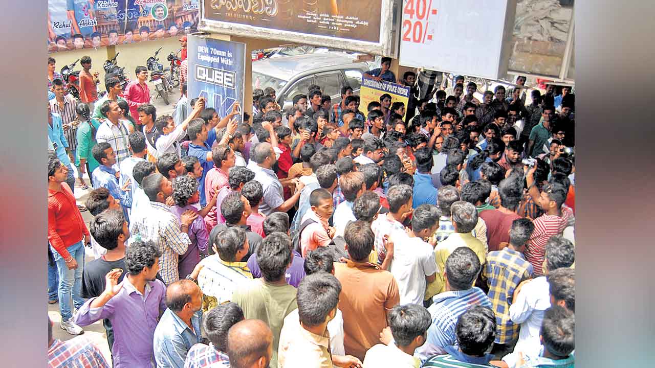 సినిమాను రాజకీయాల్లోకి లాగిందెవరు?