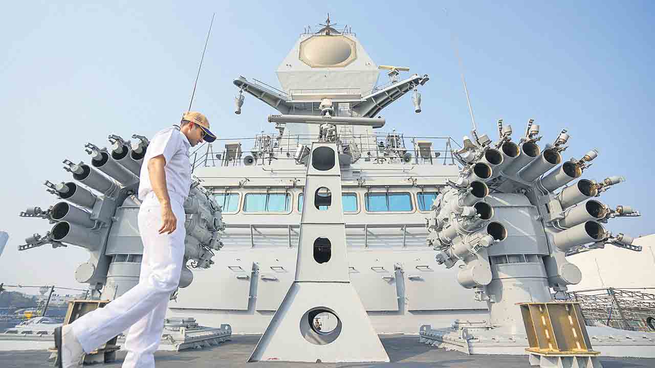 నౌకాదళంలోకి ఐఎన్‌ఎస్‌ సూరత్‌, నీలగిరి, వాఘ్‌షీర్‌