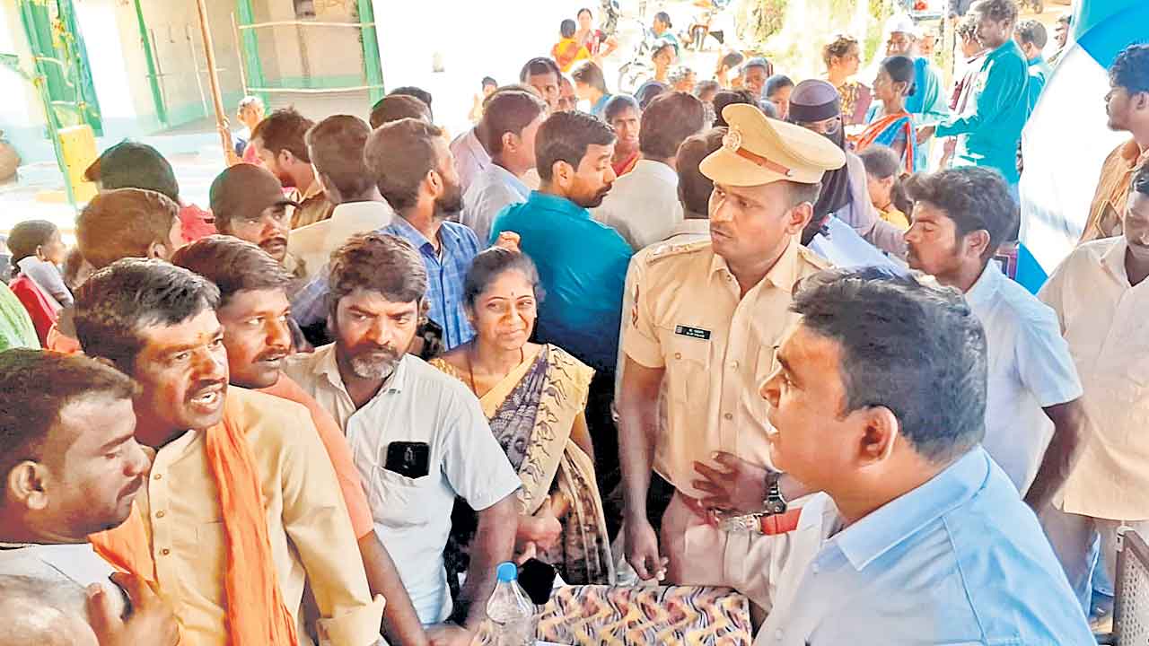 దరఖాస్తులేంది…! దండాలేంది? …ఆ రణరంగమేంది?