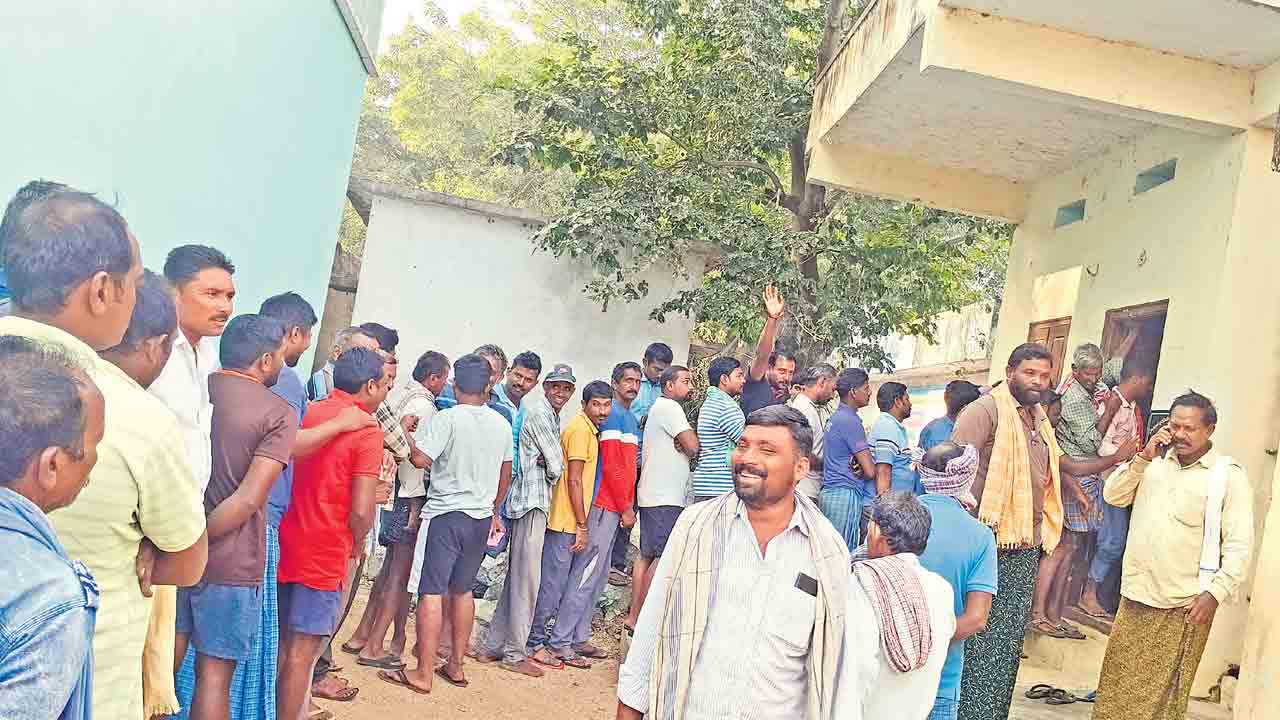 యూరియా కోసం రైతులు బారులు