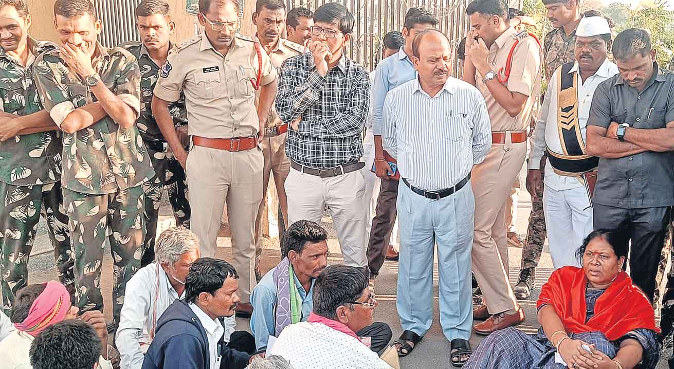 కలెక్టరేట్‌ ప్రజల కోసమా.. పోలీసులకా?