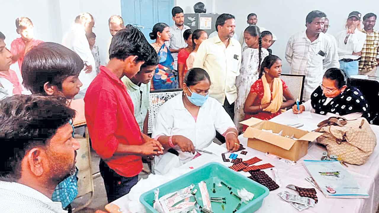 పాఠశాలల్లో ఫుడ్‌ పాయిజన్‌