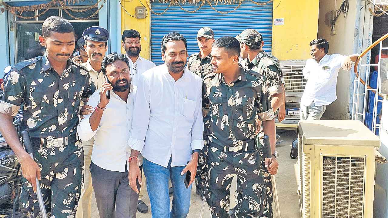 Congress Govt | నిరసనపై నిర్బంధం.. రైతుభరోసా ధోకాపై ఆందోళనలు జరపకుండా సర్కారు ఉక్కుపాదం