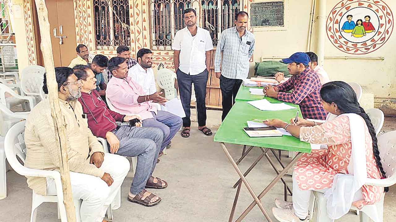 ప్రాణం పోయినా మా భూములివ్వం