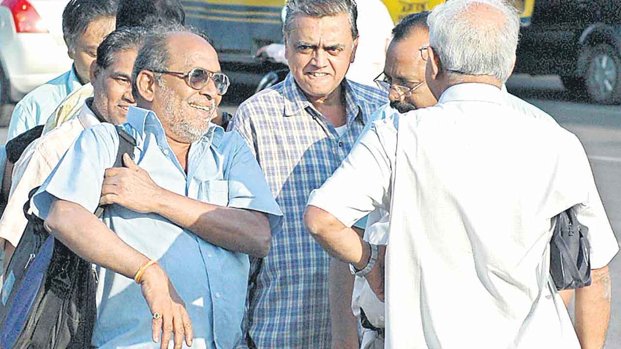 రిటైర్డ్‌ ఏఆర్‌ ఎస్సైకి 52 లక్షల బెనిఫిట్స్‌