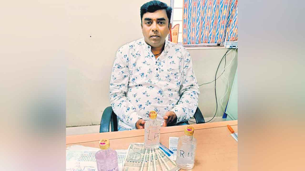 ఏసీబీకి చిక్కిన ఈఎన్‌టీ దవాఖాన సీనియర్‌ అసిస్టెంట్‌