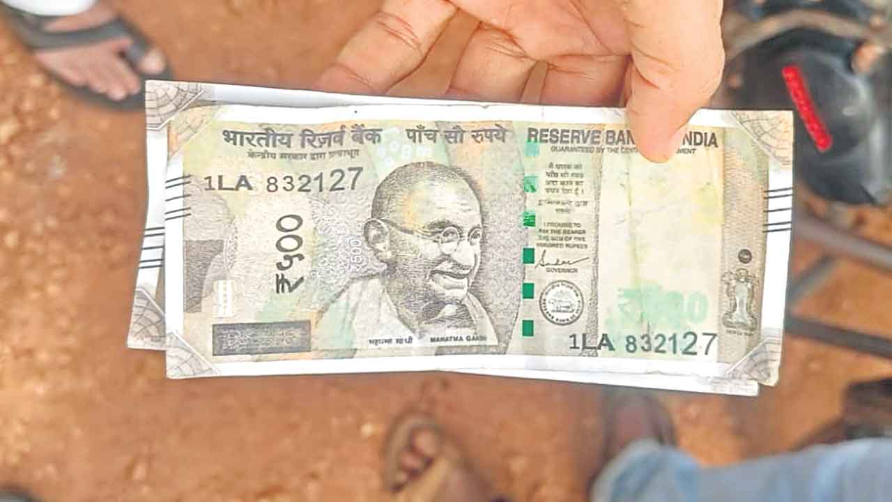 చద్మల్‌తండాలో నకిలీ నోట్ల కలకలం