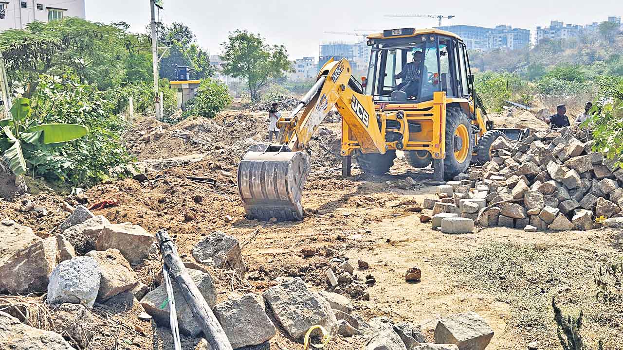 Hyderabad | అమీన్‌పూర్‌లో హైడ్రా కూల్చివేతలు