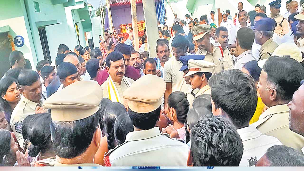 Ponguleti Srinivas Reddy | అనర్హులకు ఇండ్లు ఎలా ఇచ్చారు.. పొంగులేటిని నిలదీసిన గిరిజనులు