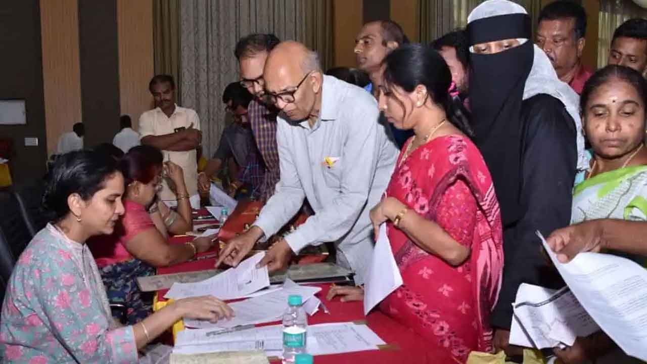 Indiramma Indlu | ప్రజాభవన్కు వస్తేనే ఇల్లు ఇస్తరా?.. స్పష్టత ఇవ్వని ప్రభుత్వం