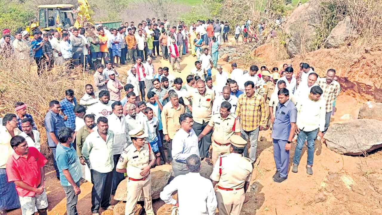 పనికిపోతే ప్రాణాలు పోయాయి.. బండరాళ్లు, మట్టిమీద పడి తల్లీకూతురు మృతి