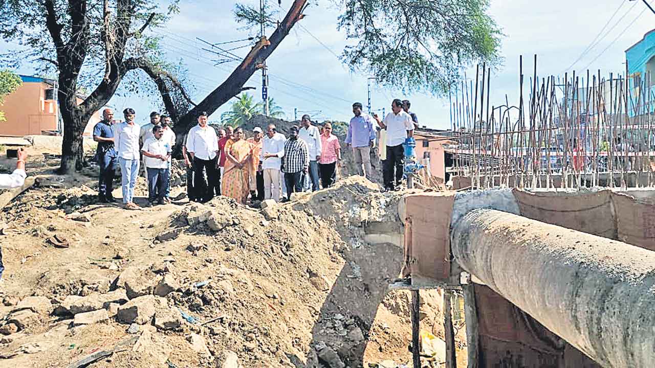 మెట్రో రైల్ నిర్మాణ పనులు వేగవంతం చేయాలి