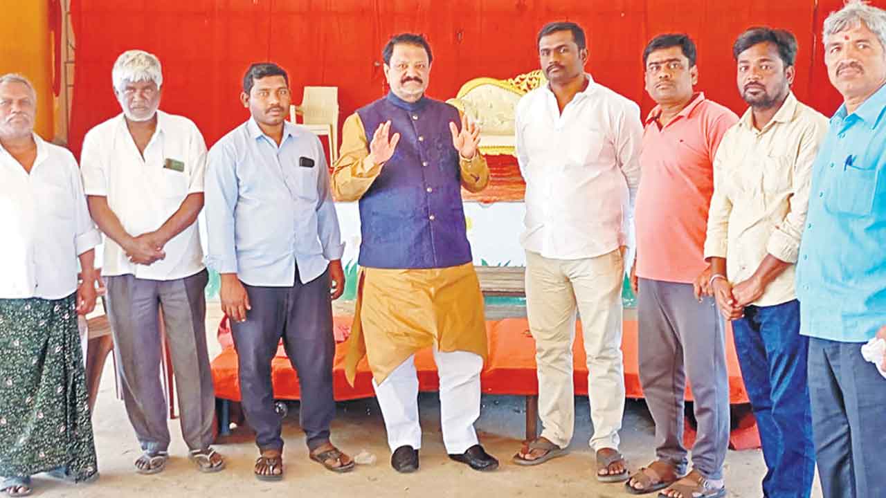 ప్రజలను మోసగిస్తున్న ప్రభుత్వం