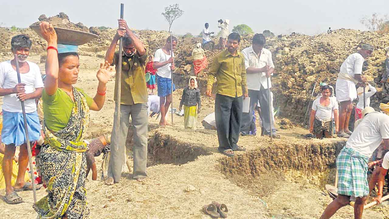 ఉపాధికి తూట్లు.. కూలీలకు పాట్లు