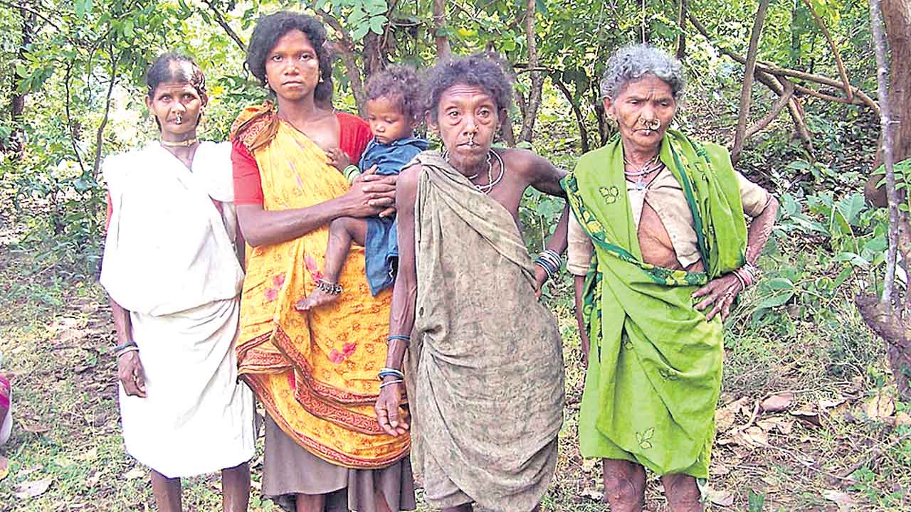 ఆదివాసీ గ్రామాలా..పోలీస్‌ క్యాంపులా?