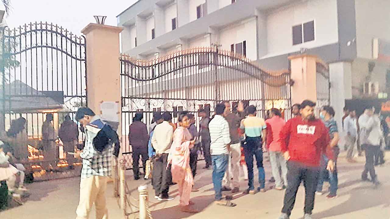 TG TET | మధ్యలో నిలిచిన టెట్‌ పరీక్ష.. రాత్రి వరకు సెంటర్‌లోనే నిరీక్షణ