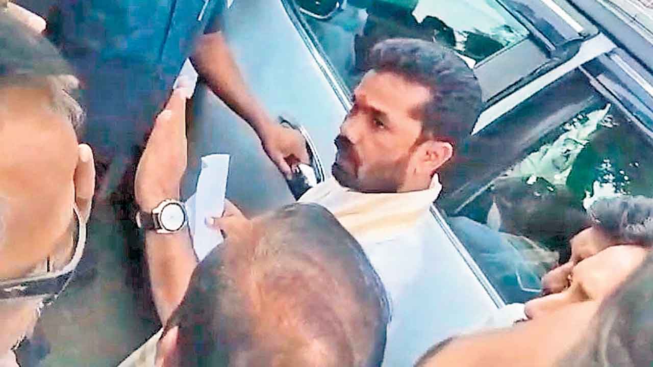 అబుల్ కలాం విగ్రహ ఏర్పాటుపై రగడ.. ఓ వర్గంపై ఎమ్మెల్యే వెడ్మ బొజ్జు ఆగ్రహం