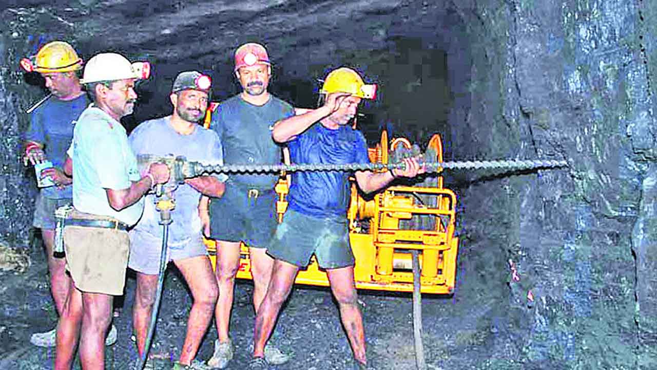 గని కార్మికులకు ఆరు గ్యారెంటీలు ఏమైనయ్‌?