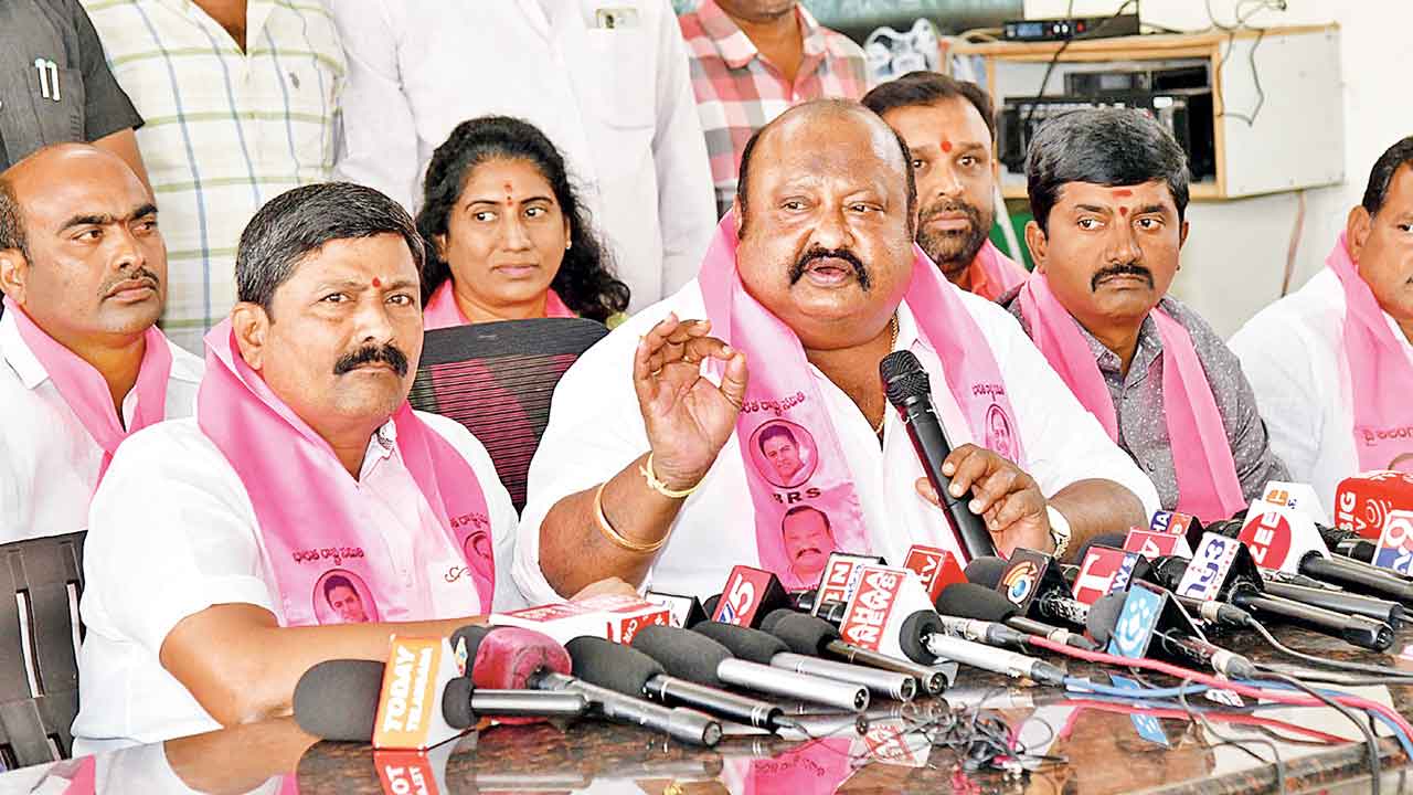 బీఆర్‌ఎసోళ్ల బట్టలు విప్పిస్తానన్నడు..  అందుకే కౌశిక్‌రెడ్డి నిలదీసిండు.. జగిత్యాల ఎమ్మెల్యేతో గొడవపై క్లారిటీ ఇచ్చిన గంగుల కమలాకర్‌