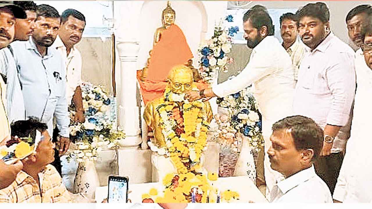 చైత్యభూమిని దర్శించిన శ్రీనివాస్గౌడ్