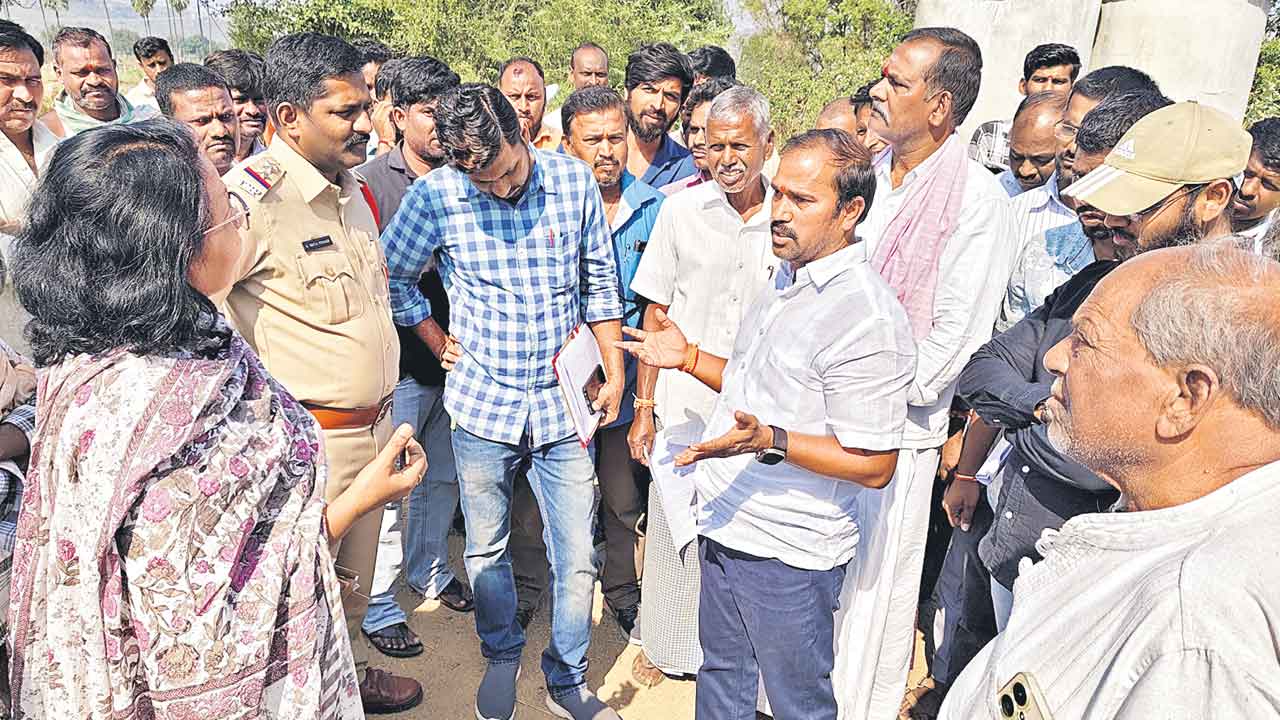 రోడ్డెక్కిన చిన్నకాళేశ్వరం రైతు