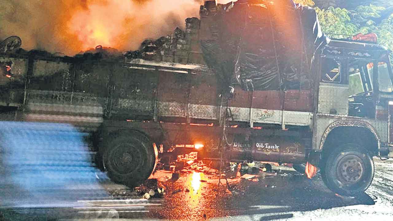 ట్రాన్స్‌పోర్టు లారీ దగ్ధం